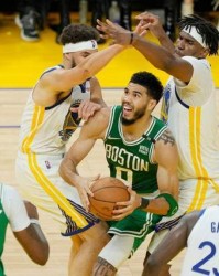  库里单节21分引爆全场勇士逆转鹈鹕止连败  